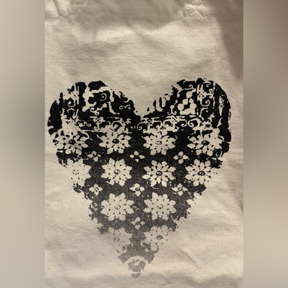 NWOT FREE PEOPLE Cream Canvas Tote with Black Floral Heart Graphic - Picture 2 of 8